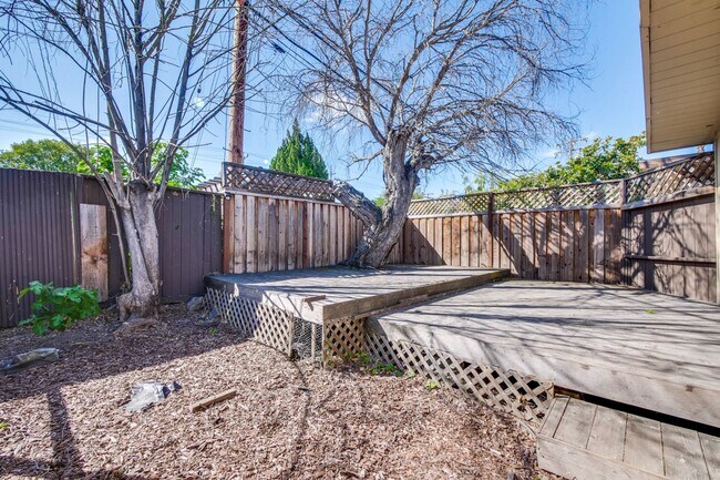 Building Photo - Mountain View Home l Spacious Open Layout Bright and Private Yard
