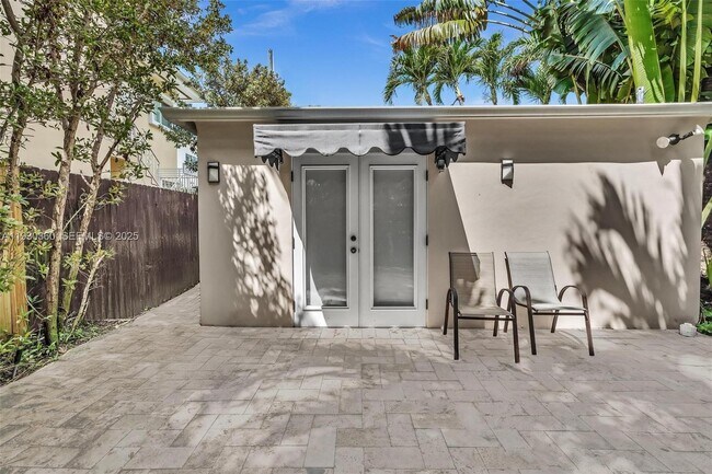 Building Photo - 836 W 40th St