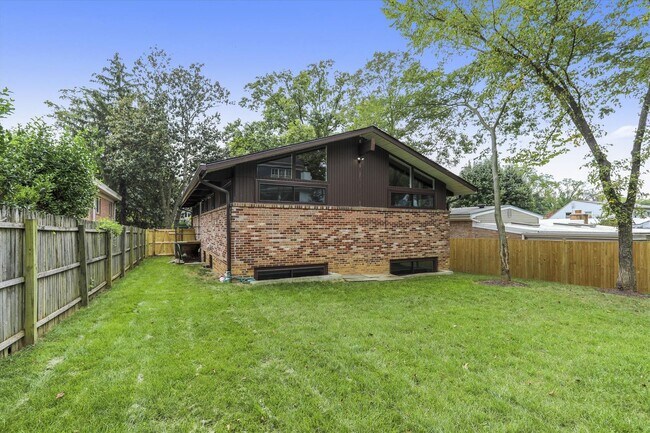 Building Photo - 3/3 Beautiful Contemporary Home in Greenwich Forest