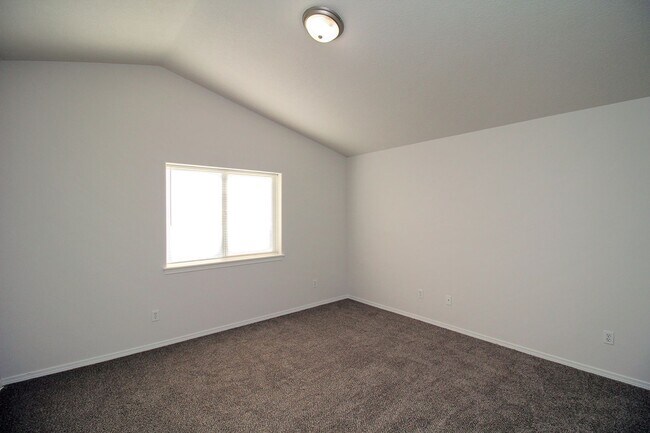 Building Photo - 1630 SE 4th St