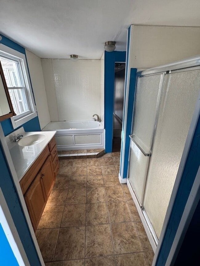 Building Photo - 2 bedroom 1 bathroom