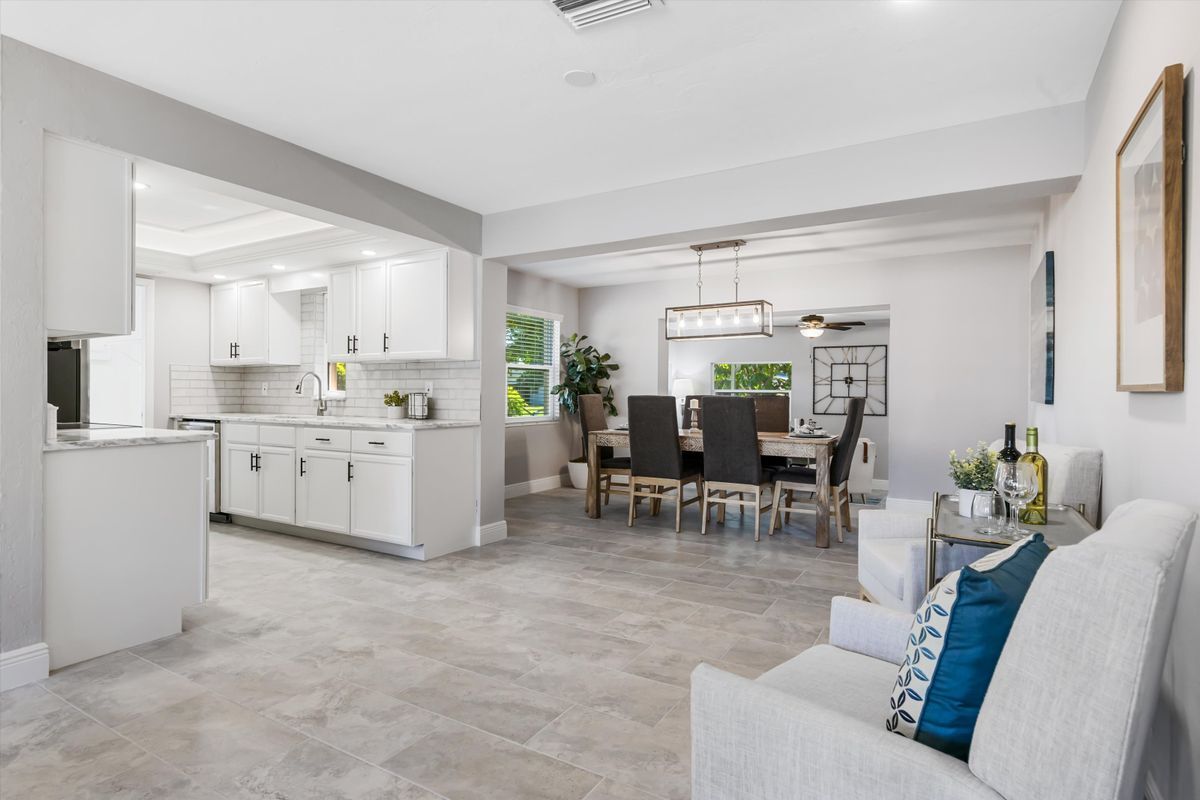 Building Photo - 1003 April Ln