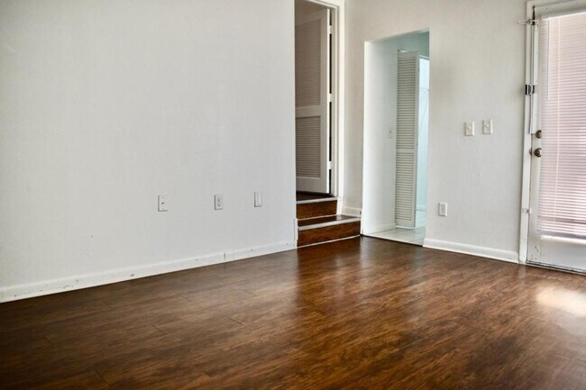 Building Photo - 5220 SW 21st Pl