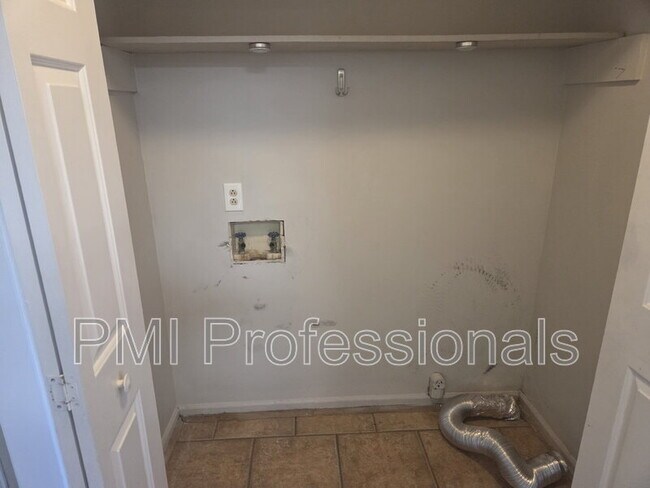 Building Photo - 2426 Bennington Dr