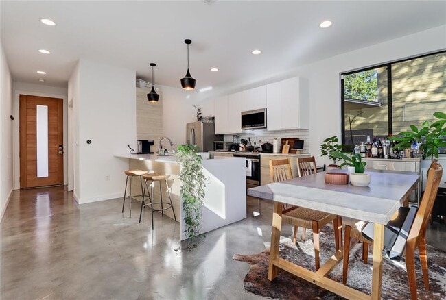 Building Photo - 2709 E 14th St