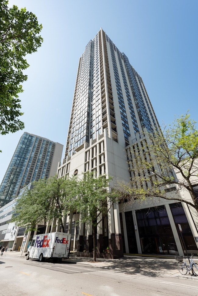 Primary Photo - 1122 N Clark St