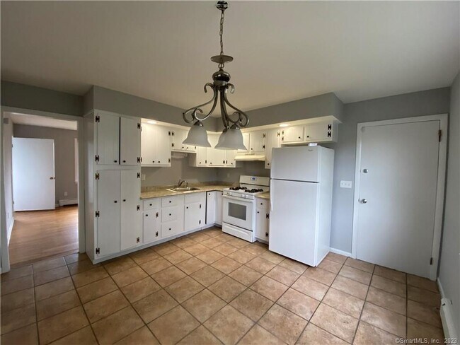 Building Photo - 56 Hallock St