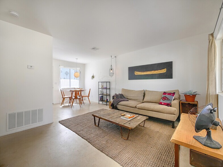 Building Photo - 277 East Racquet Club Road