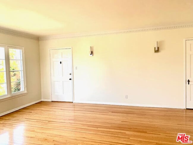 Building Photo - 356 S La Jolla Ave