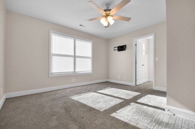 Building Photo - Pet Friendly Three Bedroom!