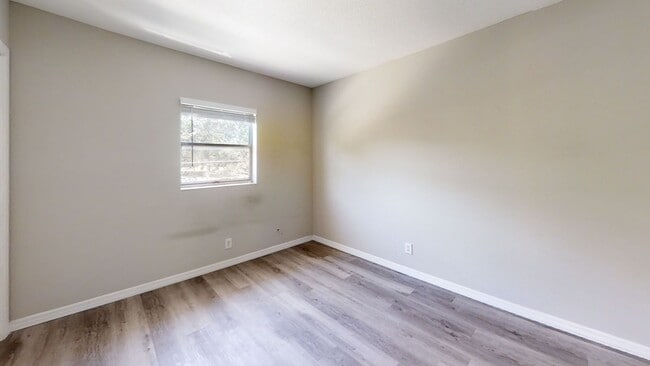 Building Photo - Lovely 2/1 apartment move in now- 1/2 off first month rent