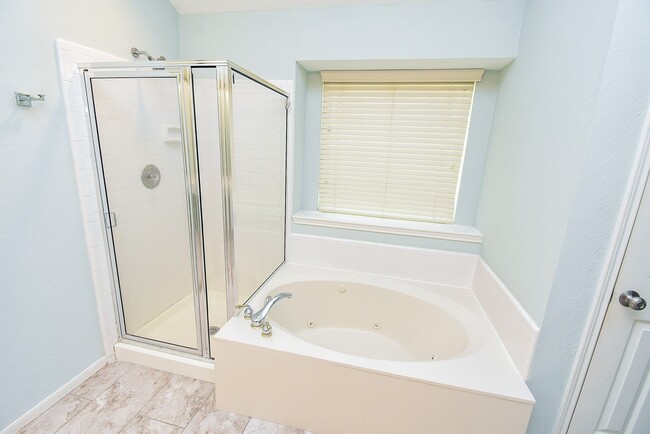 Building Photo - 807 Hyacinth Pl
