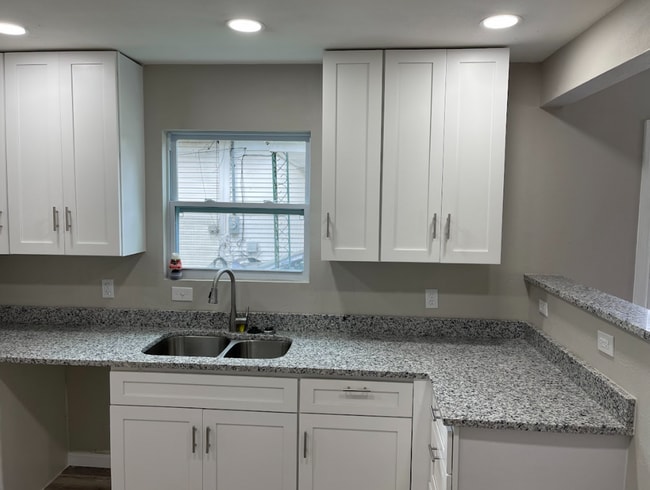 Building Photo - Newly Renovated 3 bed/2 bath - great location! MOVE IN SPECIAL!