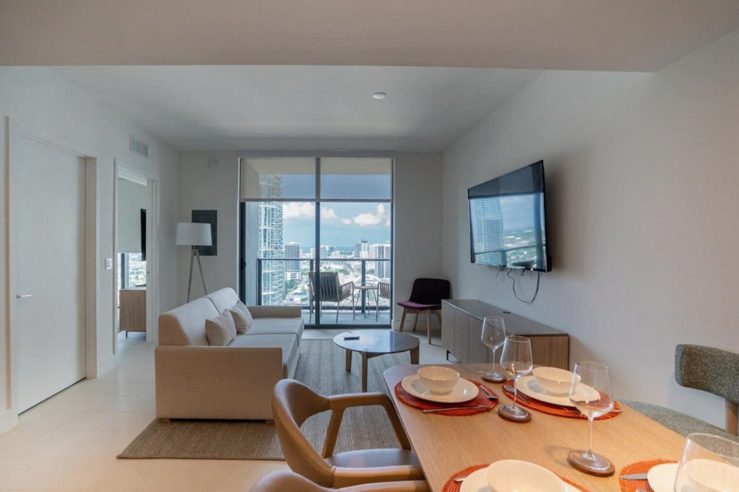 Building Photo - 601 NE 1st Ave