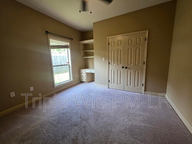 Building Photo - 1901 Hidden Creek Dr
