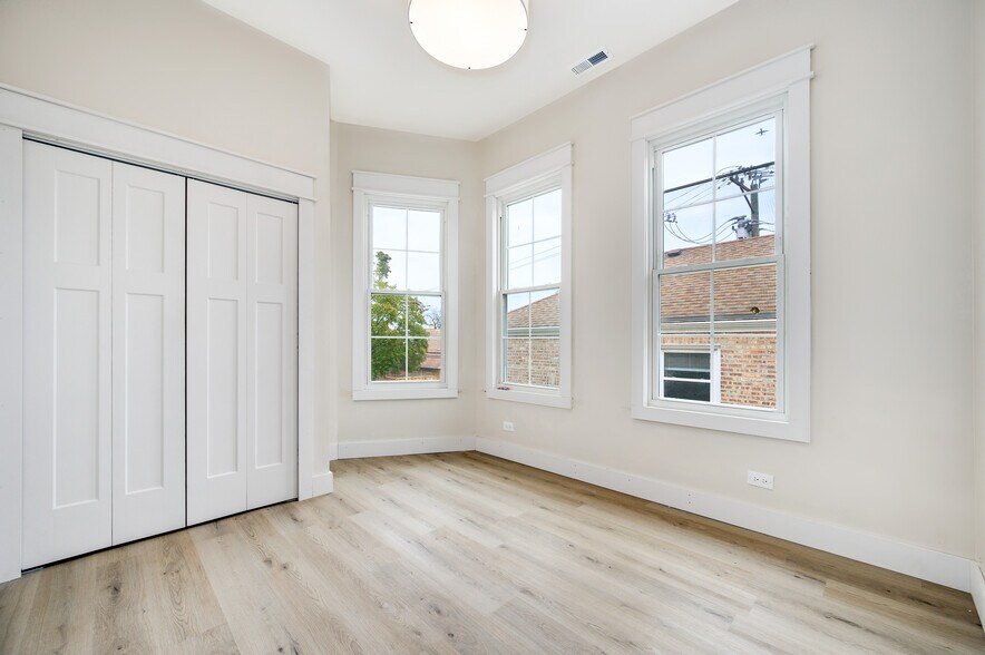 1st bedroom - 1619 W Balmoral Ave