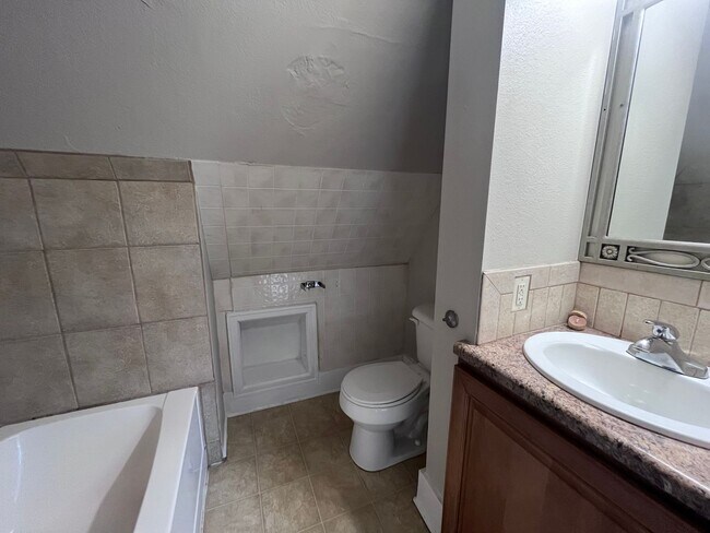 Building Photo - 4 Bedroom / 2 Bath House