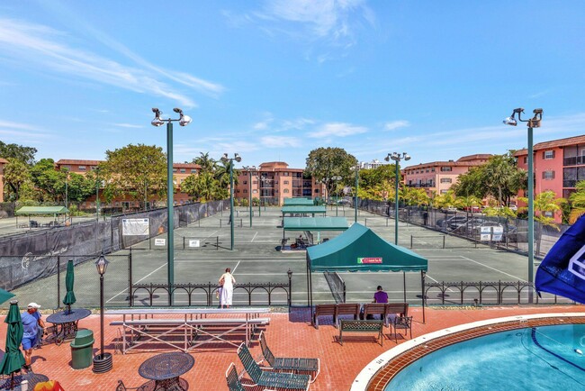 Building Photo - 660 Tennis Club Dr