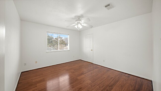 Building Photo - Spacious 4-bedroom in Pearland ISD!