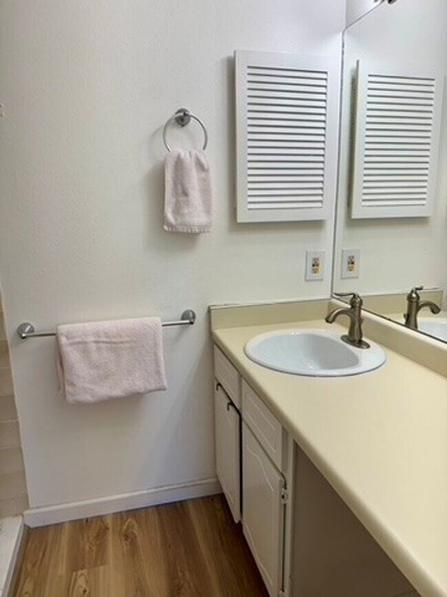 Building Photo - Large Two bedroom, Two Bath Furnished, all Inclusive mid term rental.