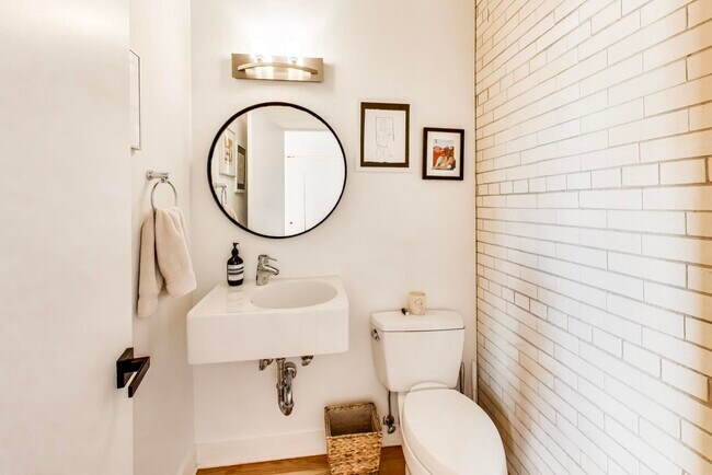 Building Photo - 1128 W Ardmore Ave