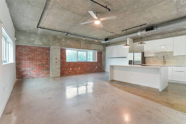 Building Photo - 2000 Bagby St