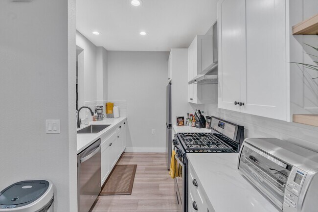 Building Photo - 433 E Tamarack Ave