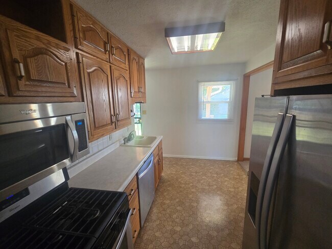 Building Photo - 835 E Edwards Ave