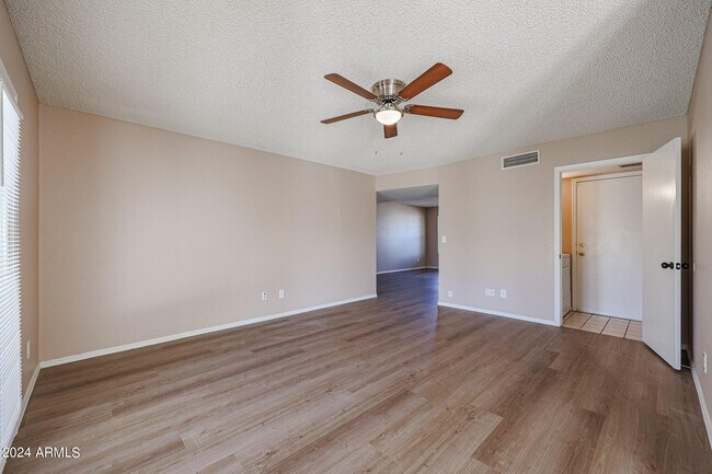 Building Photo - 7119 W Cameron Dr
