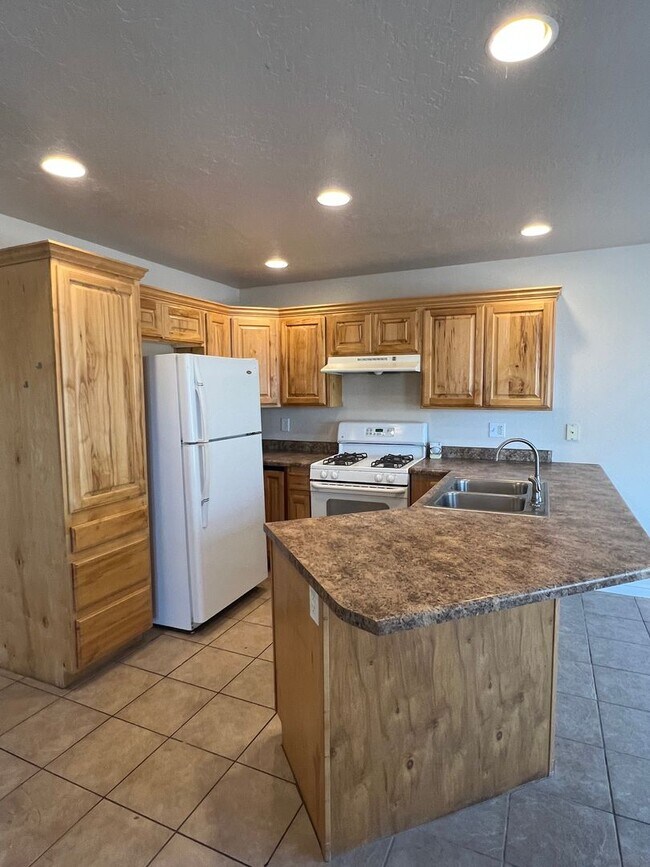 Building Photo - Oversized Townhome in Town!