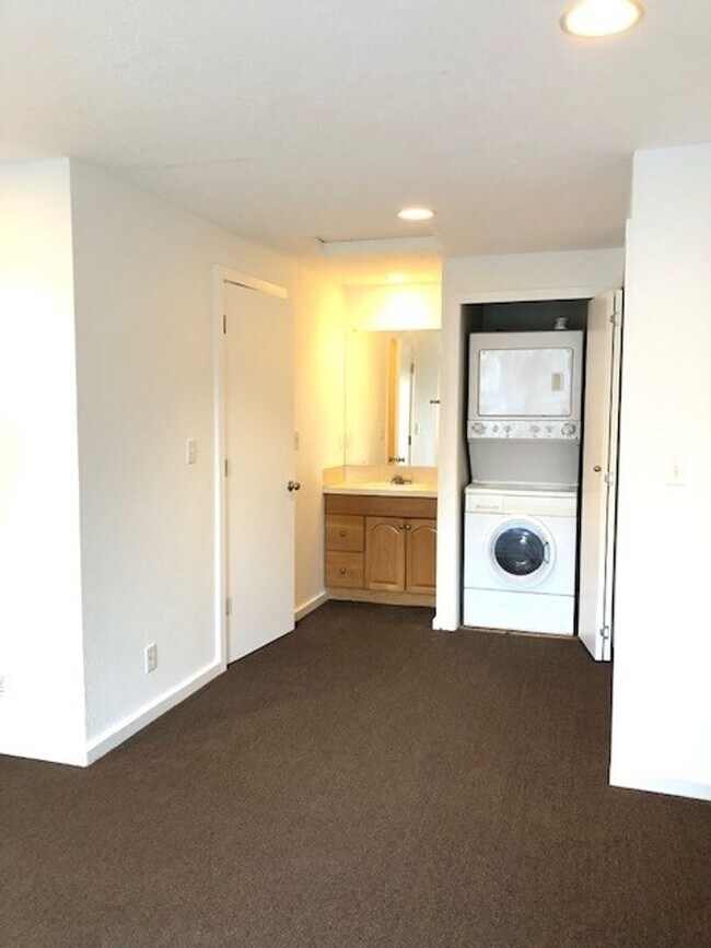 Building Photo - Piedmont Neighborhood light-filled townhom...