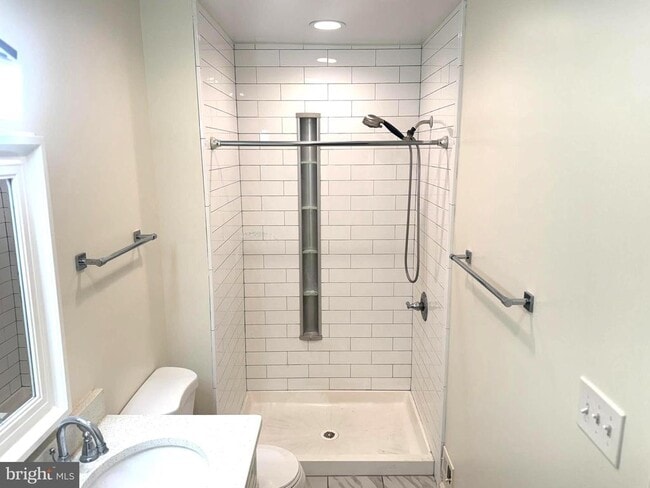 Building Photo - 9250 Three Oaks Dr