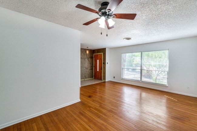 Building Photo - 2 Bed/2 Bath in Northeast Park Subdivision