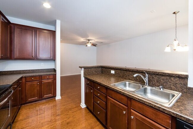 Building Photo - Beautiful 3BD/2.5BA Townhome in the Lions ...