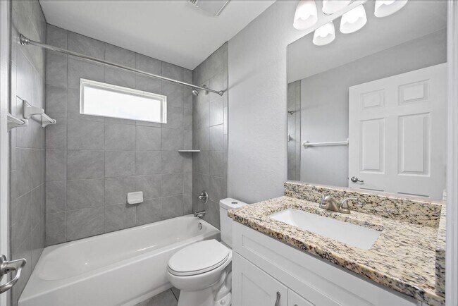 Building Photo - **Discover Your Dream Home in Marion Oaks**