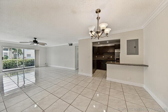 Building Photo - 6447 Bay Club Dr