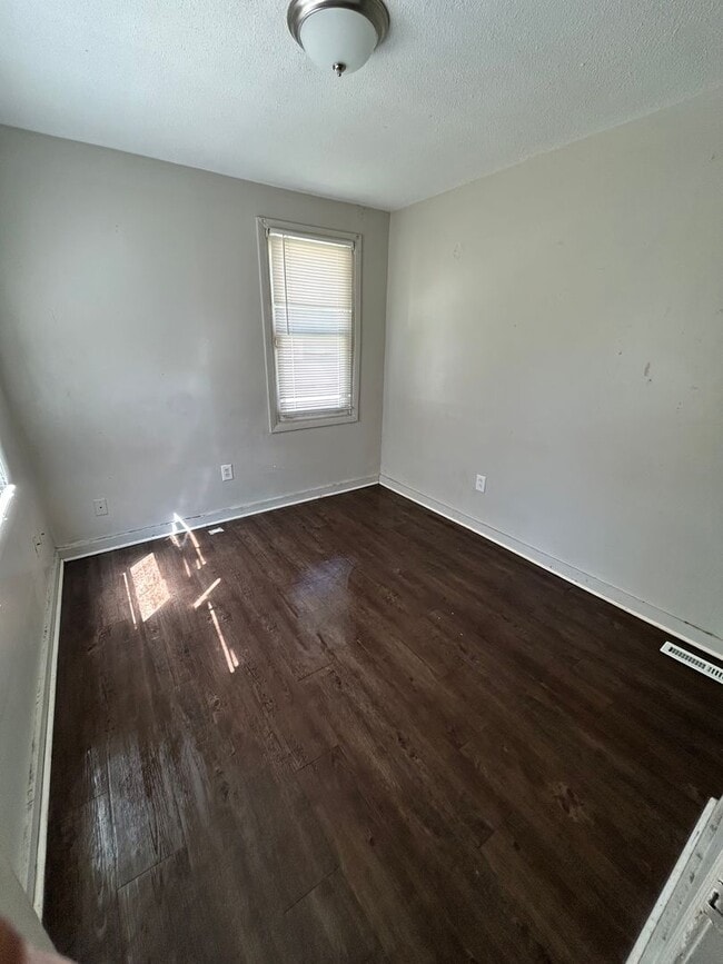 Building Photo - 3 bed 1 bath