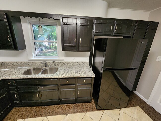 Building Photo - Spacious 3-Bedroom, 2-Bathroom Home AVAILA...