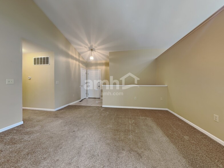 Building Photo - 7301 Blackstone Dr