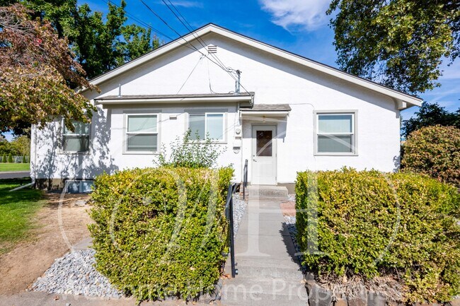 Building Photo - 427 SW Bade Ave