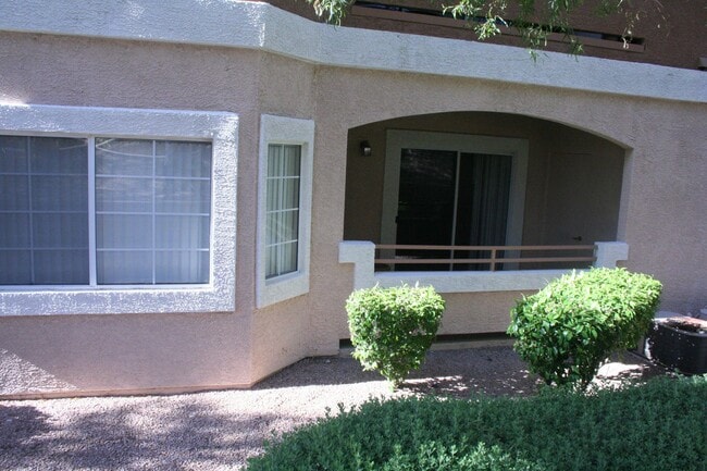 Building Photo - 2 Bed, 2 Bath, downstairs, 1 Story Unit, 1...