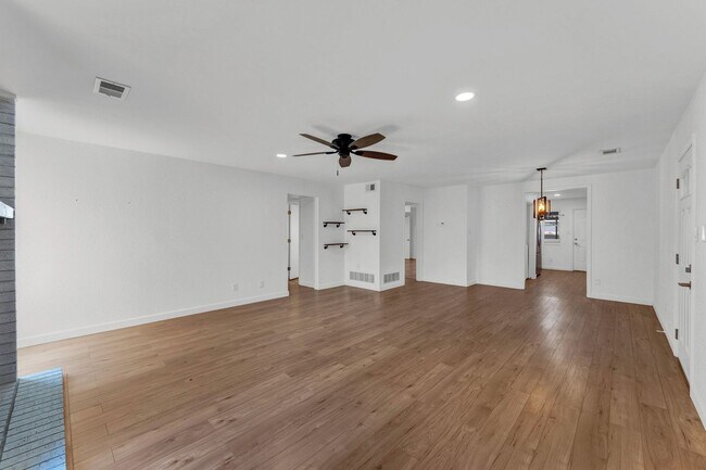 Building Photo - Spacious Poolside Condo!