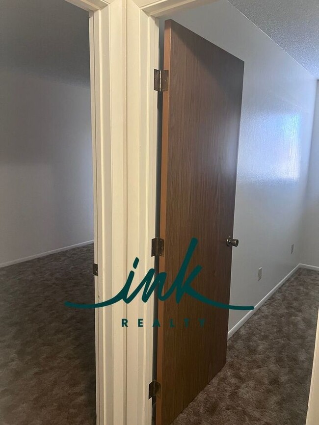 Building Photo - Lovely Gardnerville Townhome
