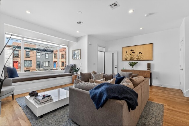 Building Photo - 303 4th St