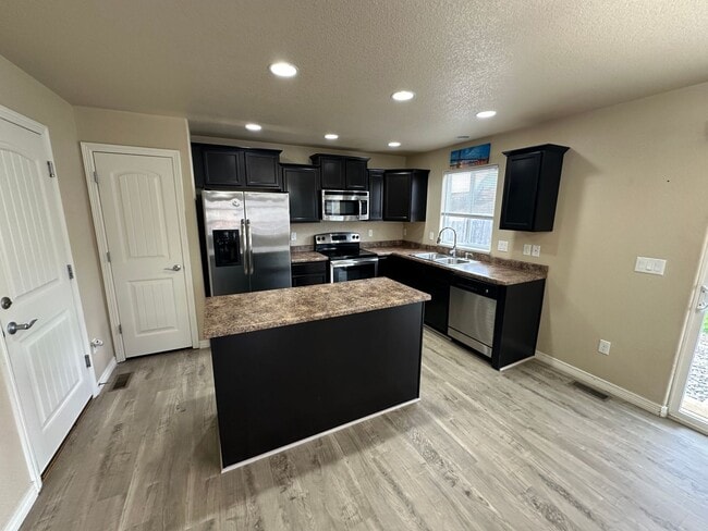 Building Photo - FANTASTIC 3 BEDROOM 2.5 BATHROOM LOCATED IN MESA RIDGE!!!