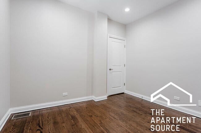 Building Photo - 1756 W Montrose Ave