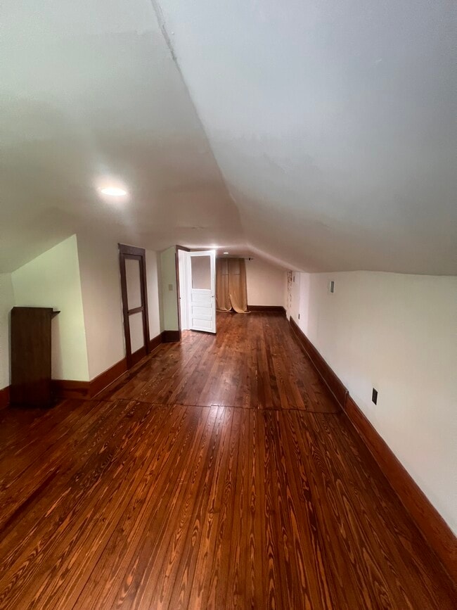Building Photo - 633 Miller St