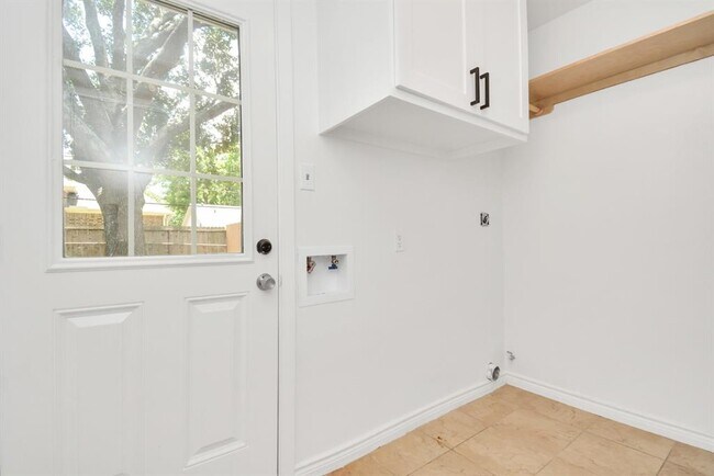 Building Photo - 10951 Shadow Wood Dr