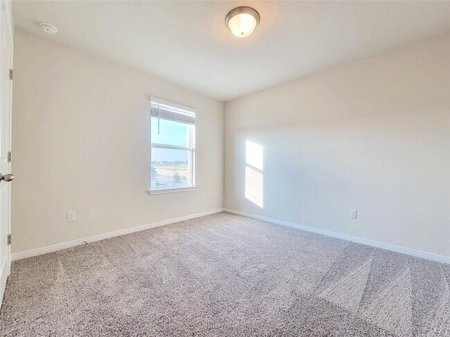 Building Photo - 120 Longmount Cv