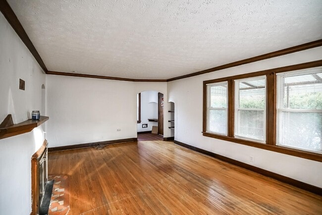 Building Photo - 409 E Melbourne Ave